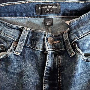 Distressed Banana Republic skinny jeans worn once. Size 25/0.